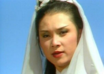 三,南红版小龙女,这估计是最早的一版了,当时本片的编剧之一就是金庸