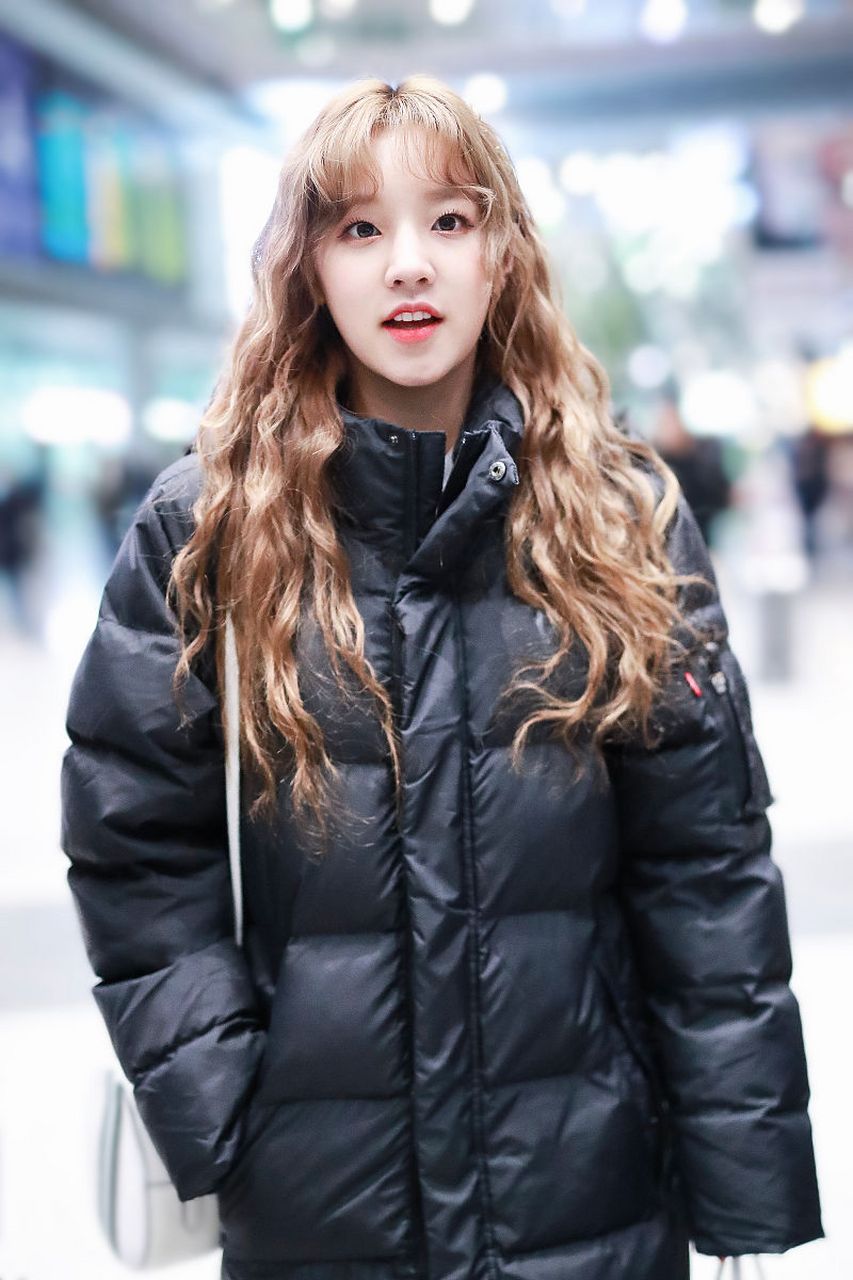 韩国女团(g)i-dle的中国籍成员宋雨琦为履行预定海外行程进行pcr疾殚