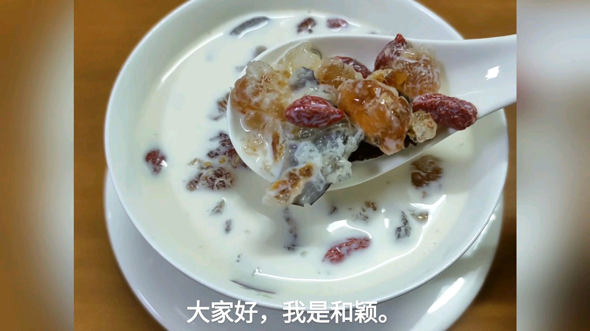 桃胶炖牛奶,睡前喝一碗,有助于睡眠