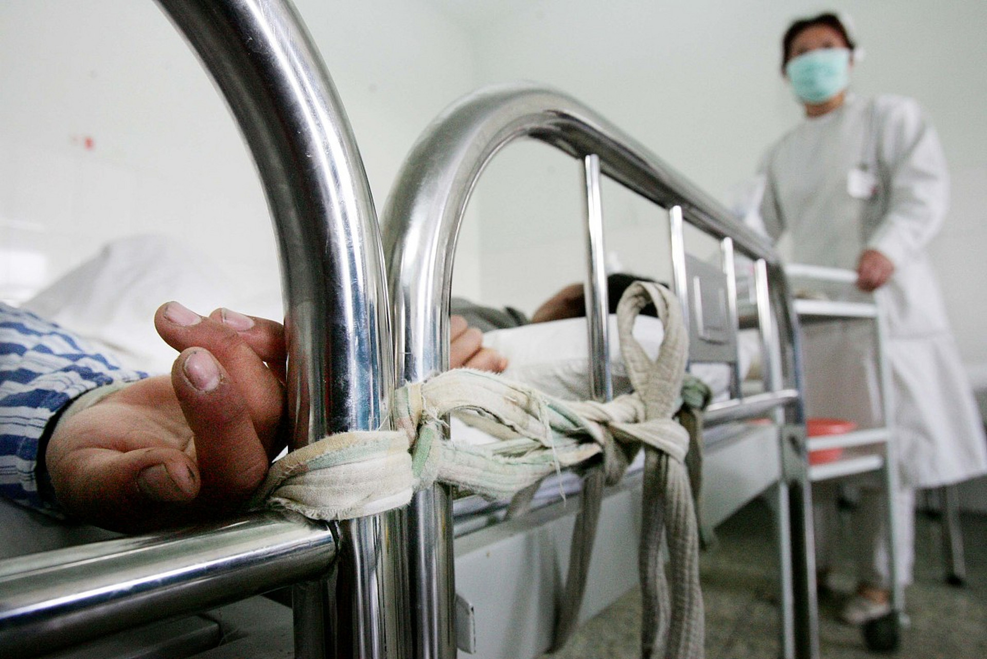 近日,一则广西一女子在精神病院内死亡的新闻引起了社会的广泛关注.