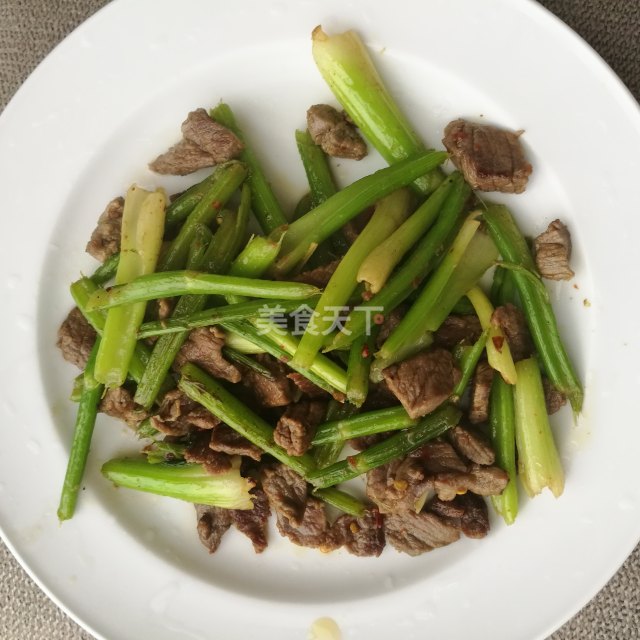 快手芹菜炒牛肉絲,簡單省事,餐桌上超下飯的家常菜