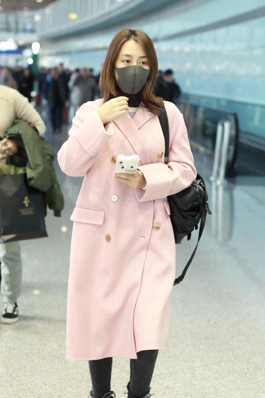 马苏戴黑色口罩穿粉色大衣现身机场少女感十足
