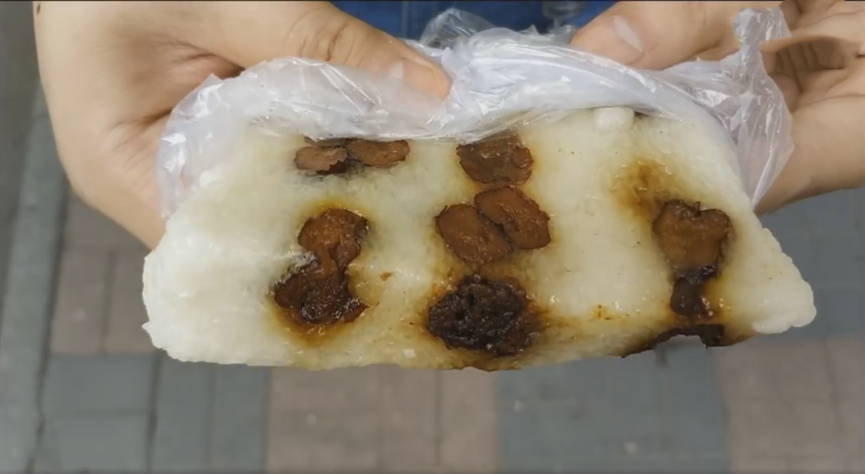 大姐街头卖天津切糕,8元一斤价格完胜新疆切糕,软糯香甜吃不够