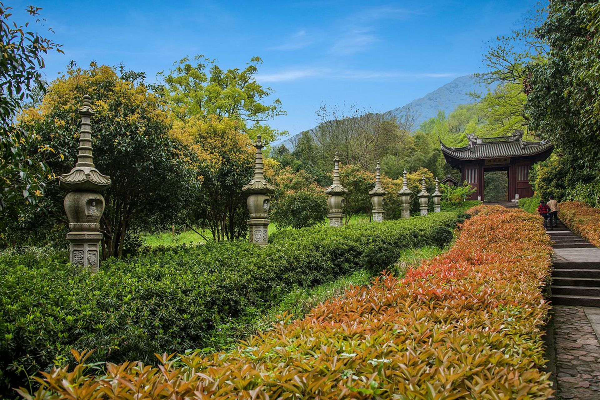 位于杭州市东北29公里的超山风景区,连接着104国道和320国道的09省道