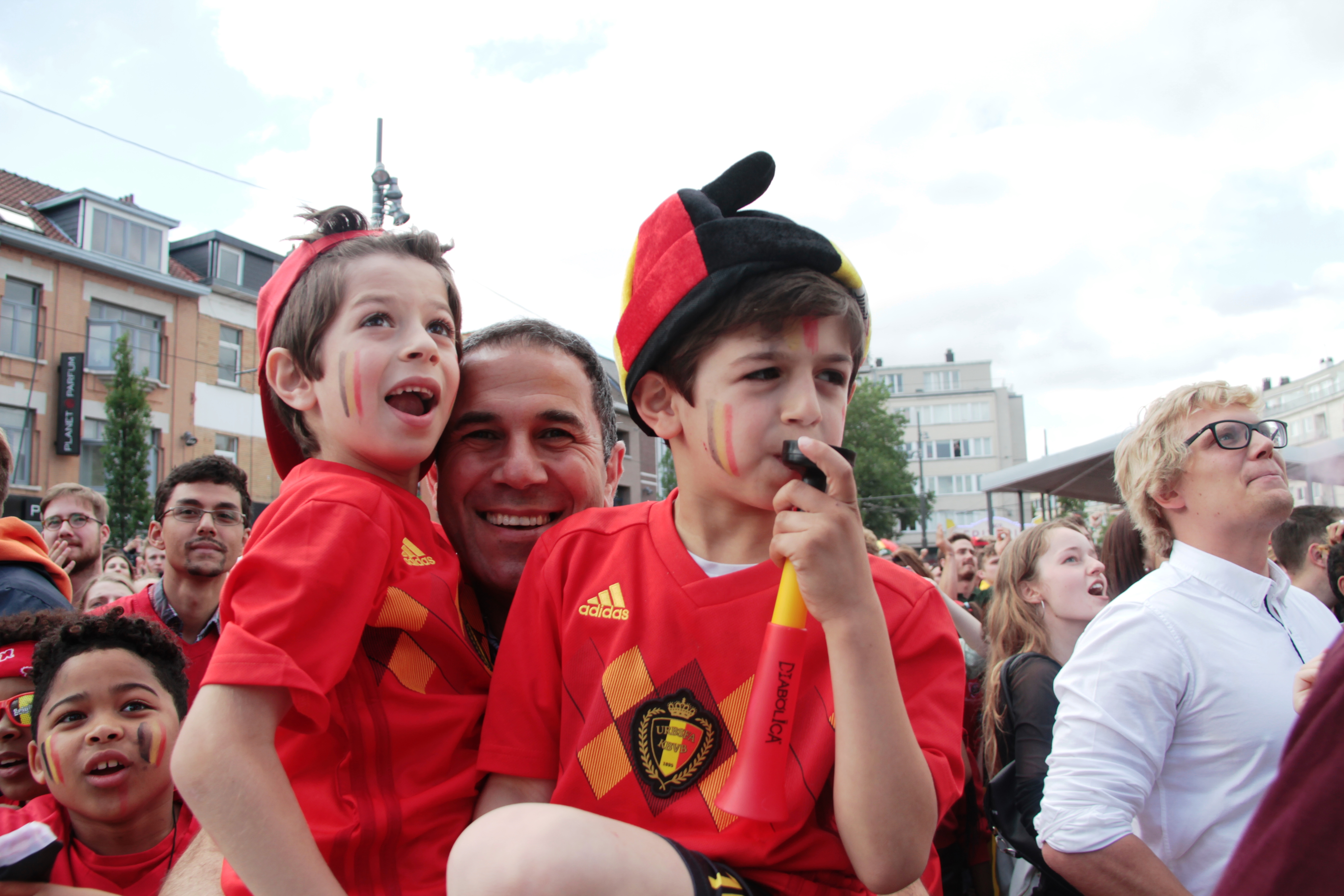 比利时球迷庆祝球队获胜(6)