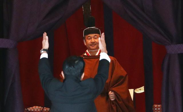 日本德仁天皇登上"龙椅"正式即位:安倍带头三呼"万岁"