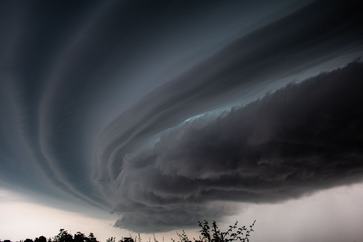 英国遭遇极端天气侵袭,巨大单体雷暴云低空压境,宛如世界末日