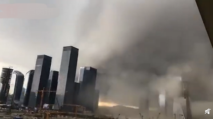 场面震撼!深圳突降暴雨,黑云吞没高楼大厦