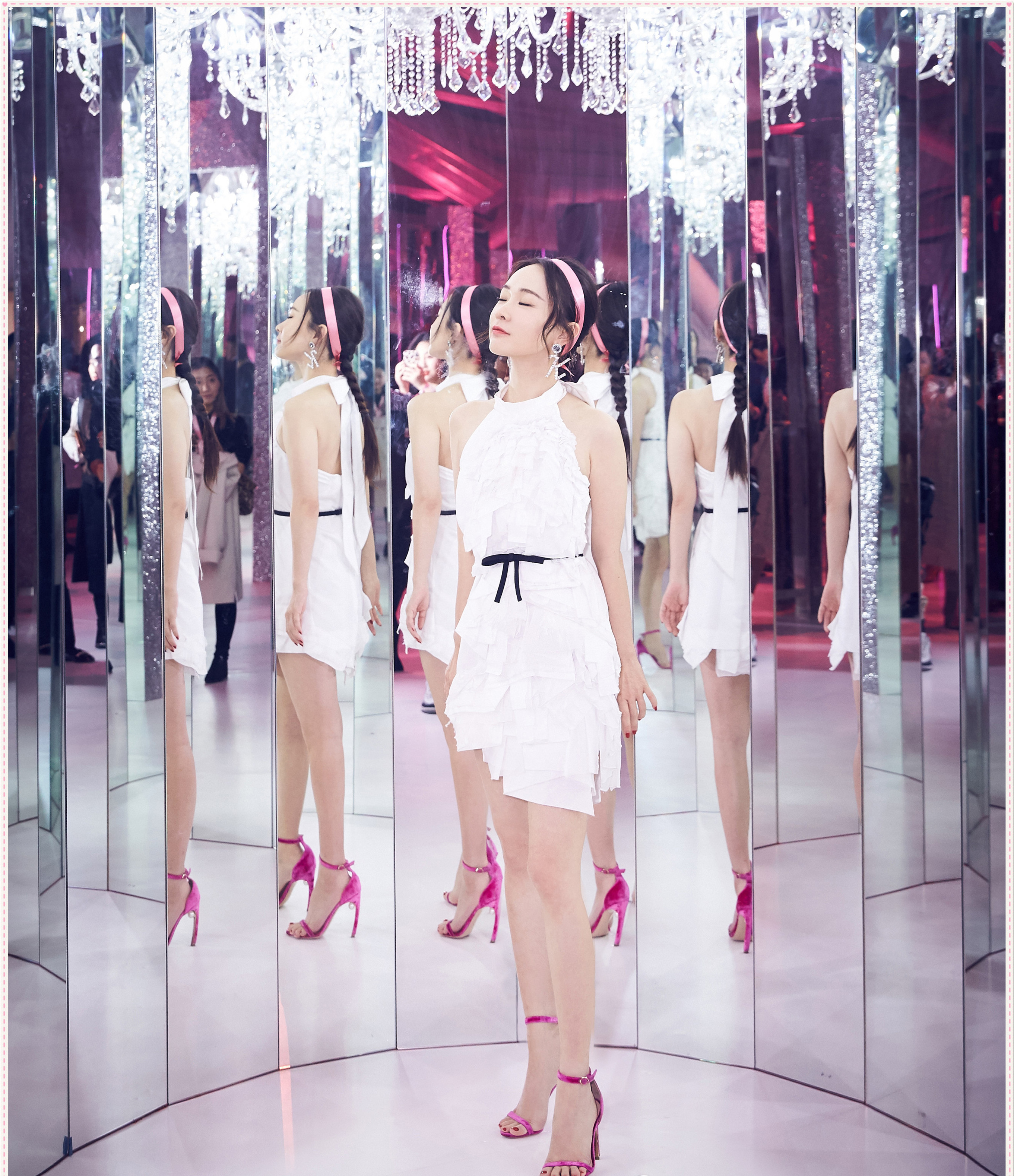 霍思燕挂脖式短裙配粉色发夹少女感十足,可高跟鞋着实太尴尬