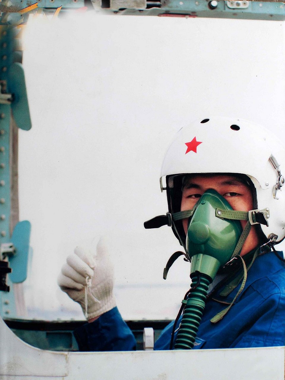 七绝一·赞海空卫士王伟 三千世界一微尘, 万象森罗总是春.