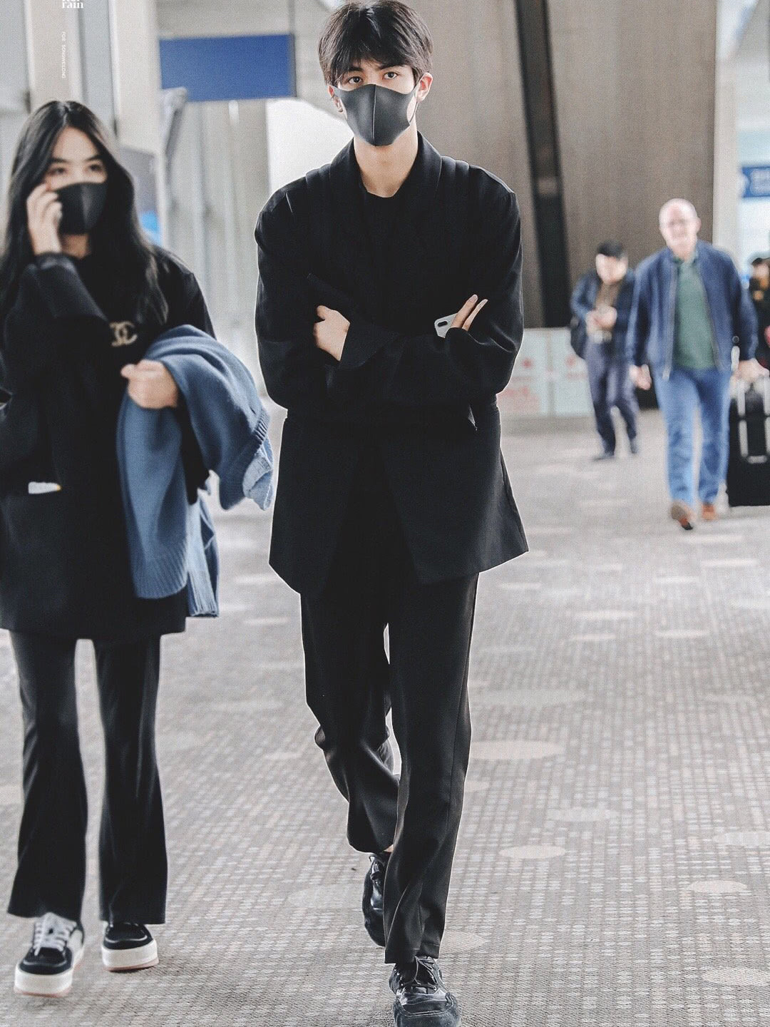 "腿精"宋威龙上线!黑色系机场私服穿搭,时尚帅气你喜欢吗?