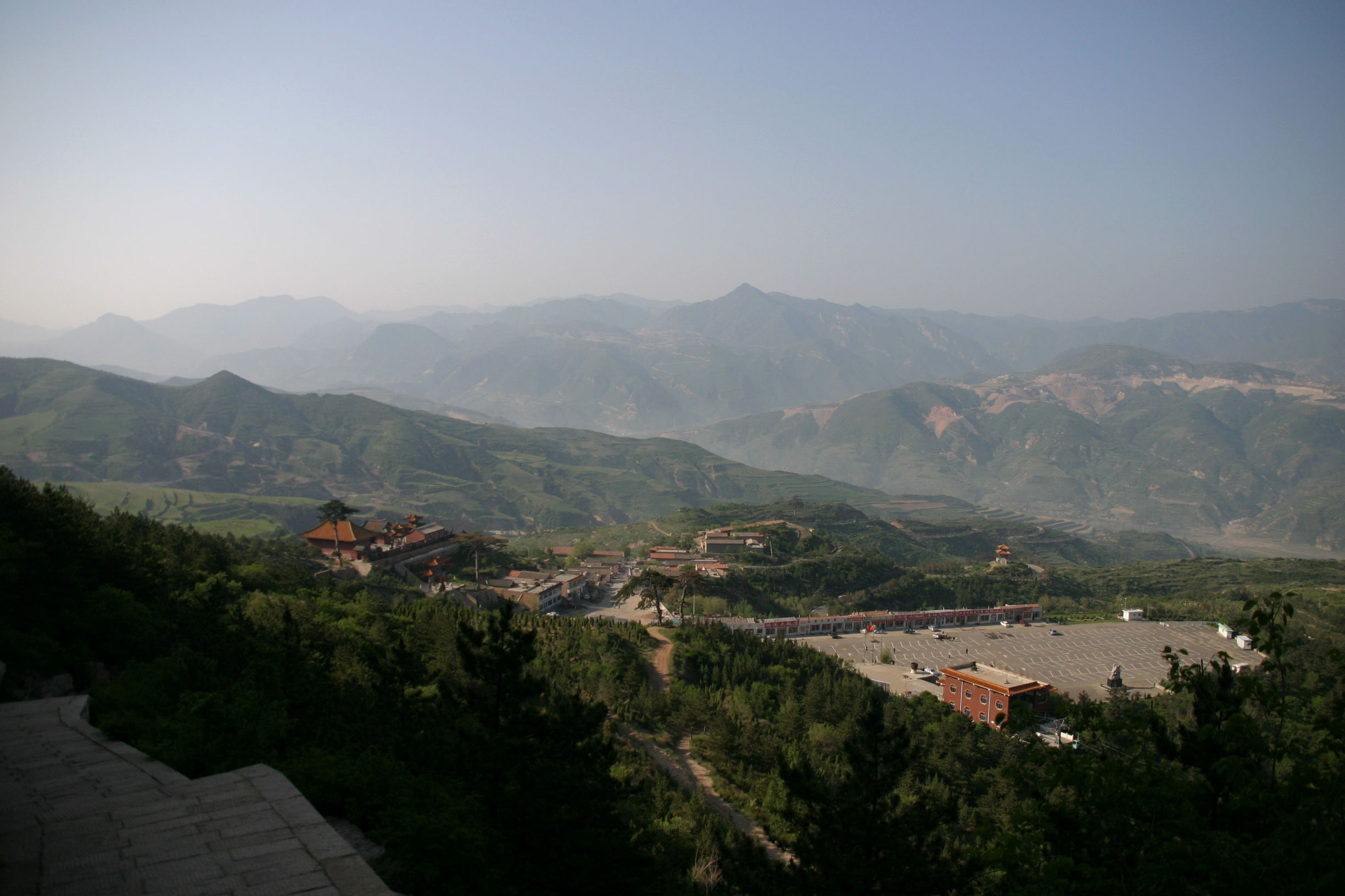 站在恒山顶上,尽可将所有的美景揽入眼帘.