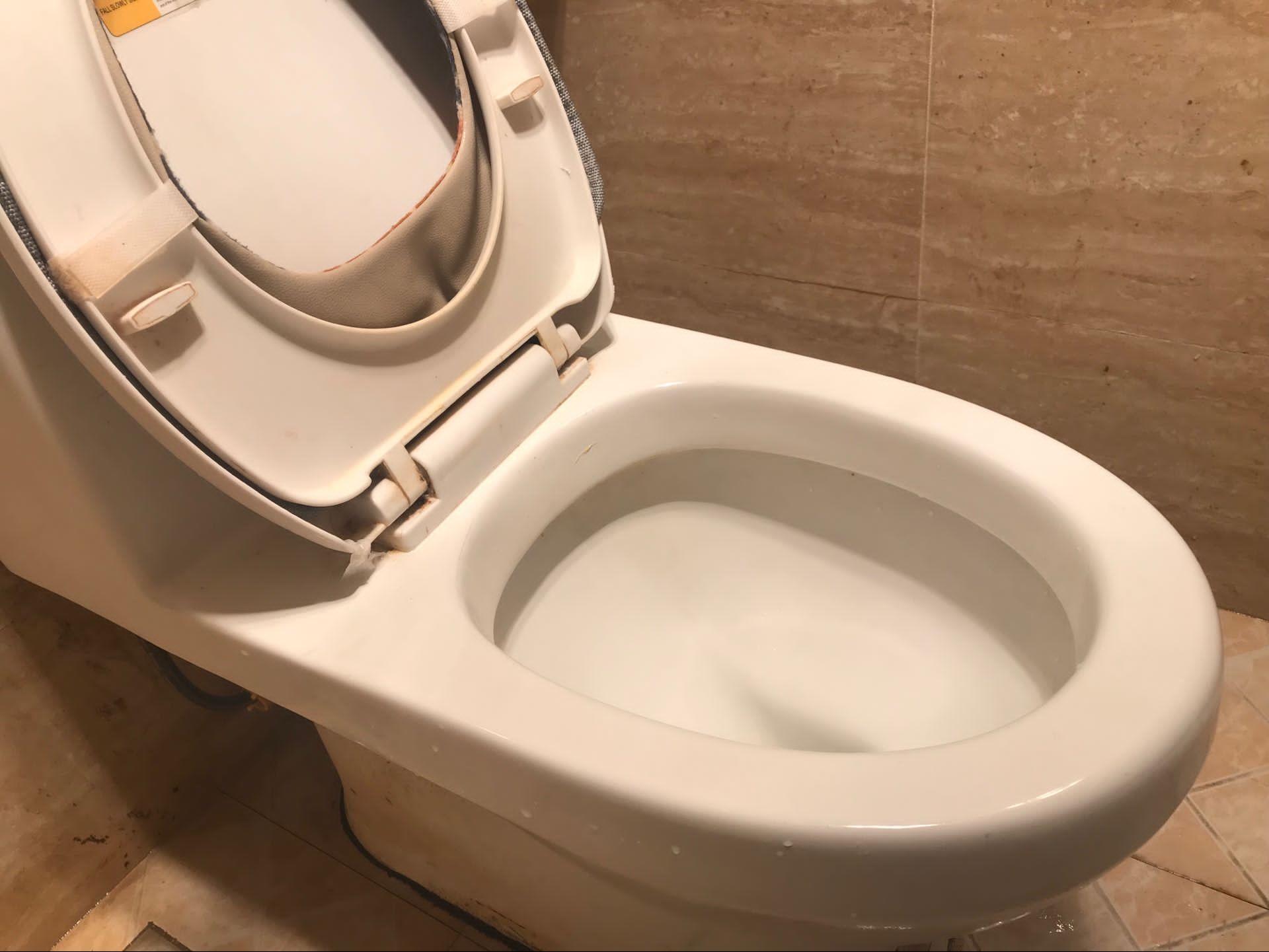 家里马桶内侧又脏又臭?教你一招清洁干净,还不用去买洁厕剂