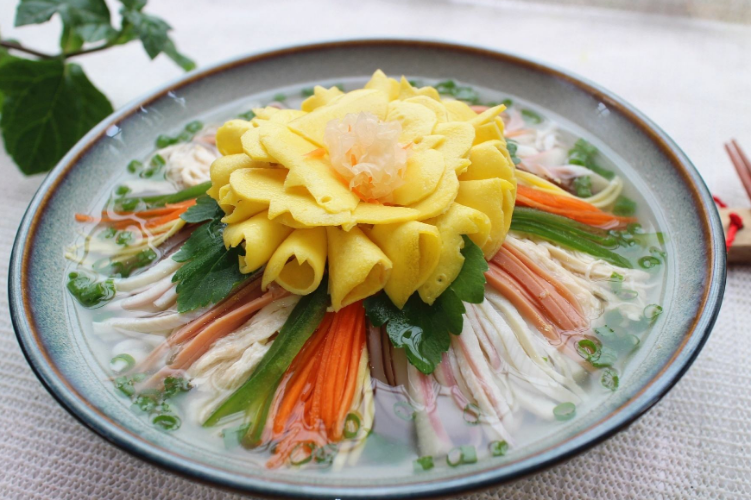 牡丹燕菜在家轻松制作,汤鲜味美,酸辣开胃,爽滑适口!