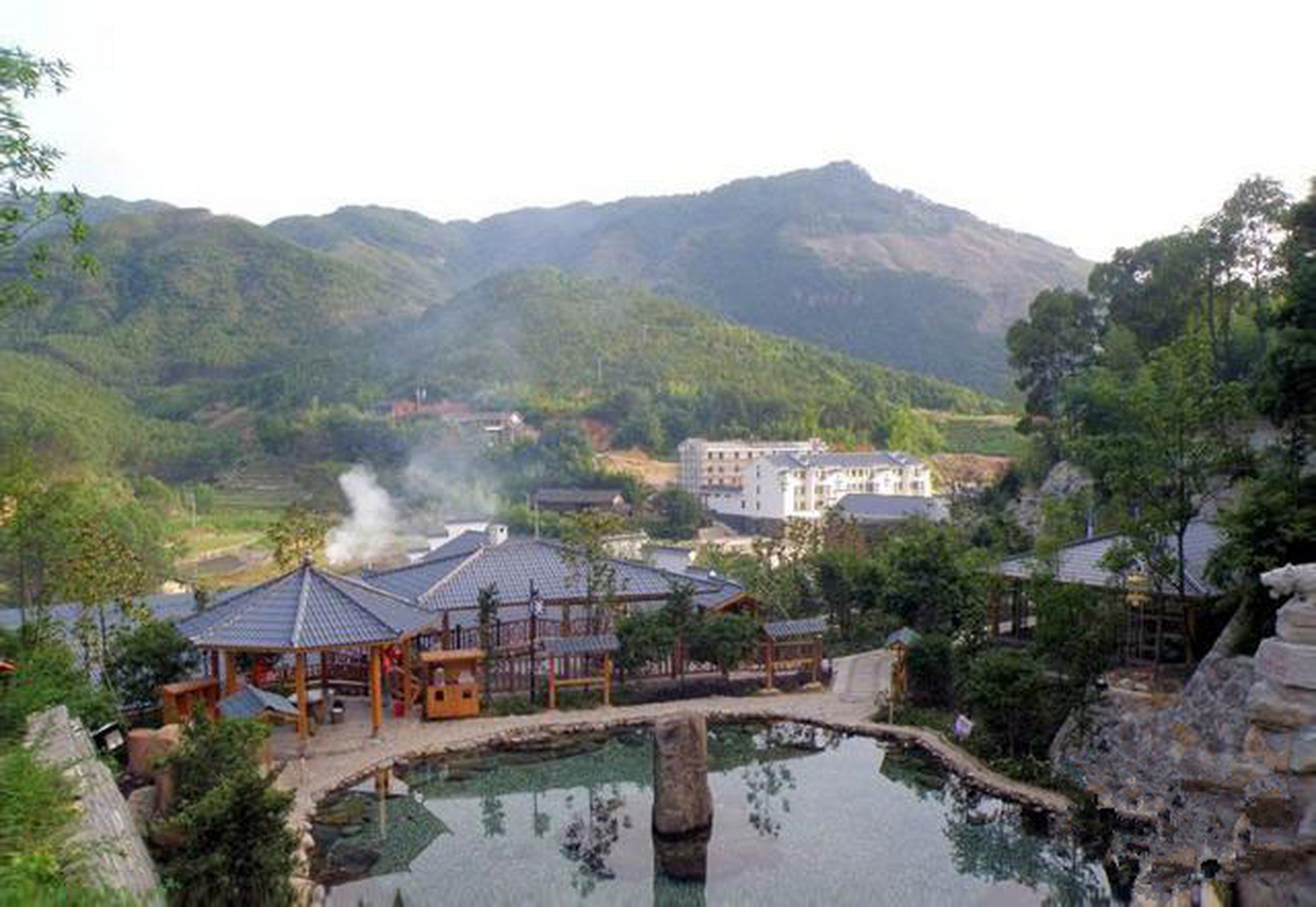 闽清七叠温泉度假村,依山就势建有50多个大小不一的主题温泉,均置身于