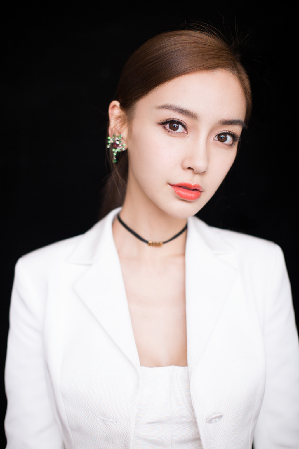 baby录制《我们一起上春晚》!坐姿看出明星与央视主持人的区别!