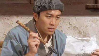 富人炫富写对联,穷秀才看不惯加了一笔,意思完全相反