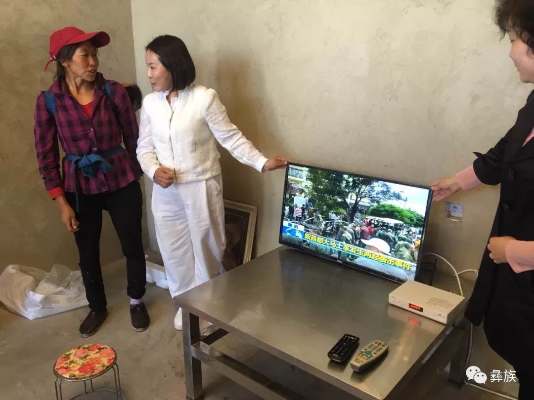 彝族著名女企业家张学珍向禄劝马鹿塘老木德贫困群众捐赠电视机
