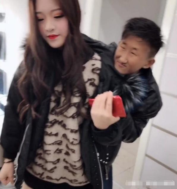 "紧凑哥"新女友近照曝光,长相满满"网红风",人家这才般配