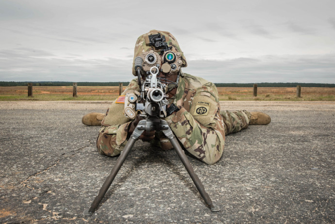 an/psq-20(envg)第三代增强型夜视镜中的红外传感器让士兵能透过烟雾