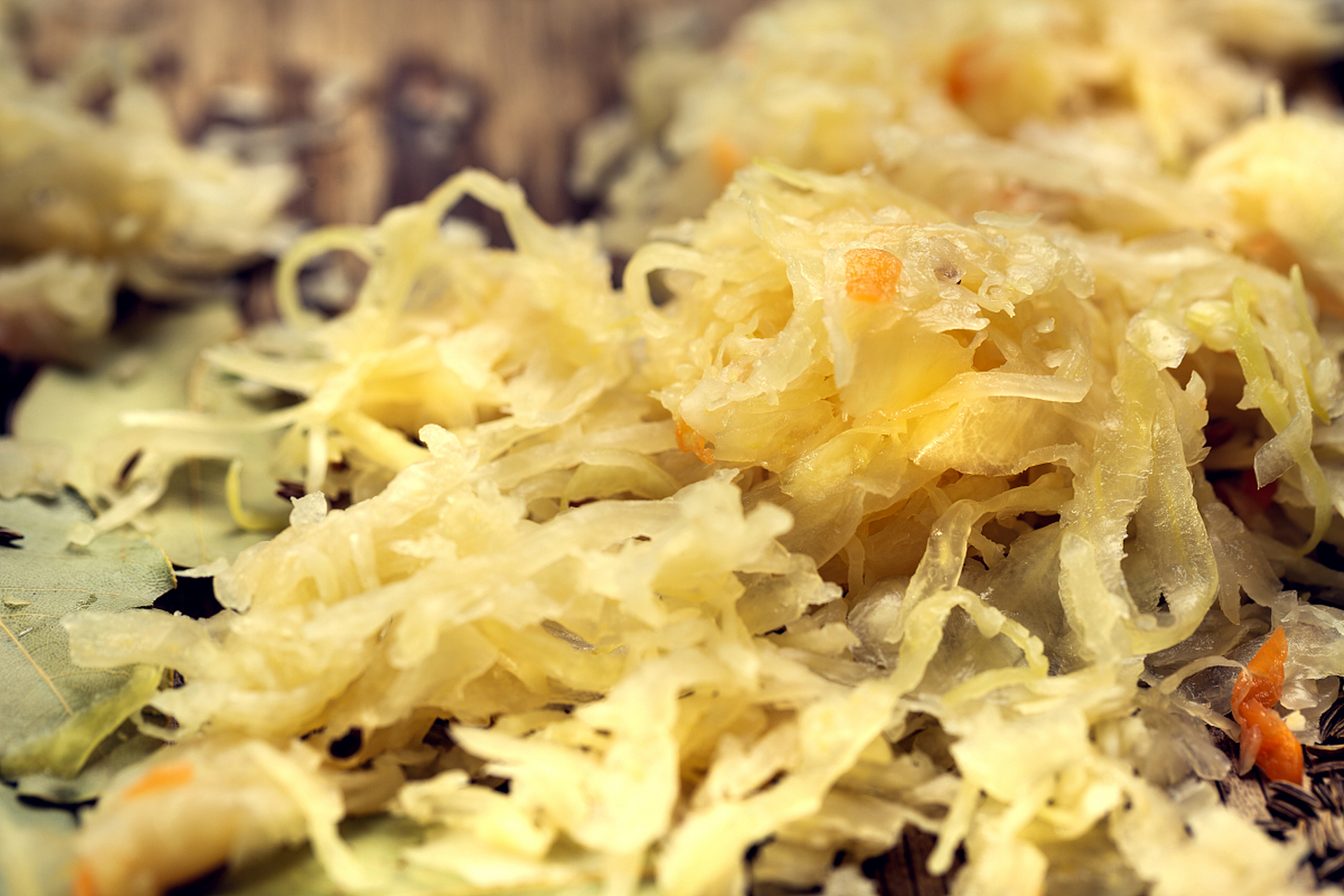 这道家常包菜干炖肉做法简单又美味,需要将包菜干泡发,与肉块一起炒制