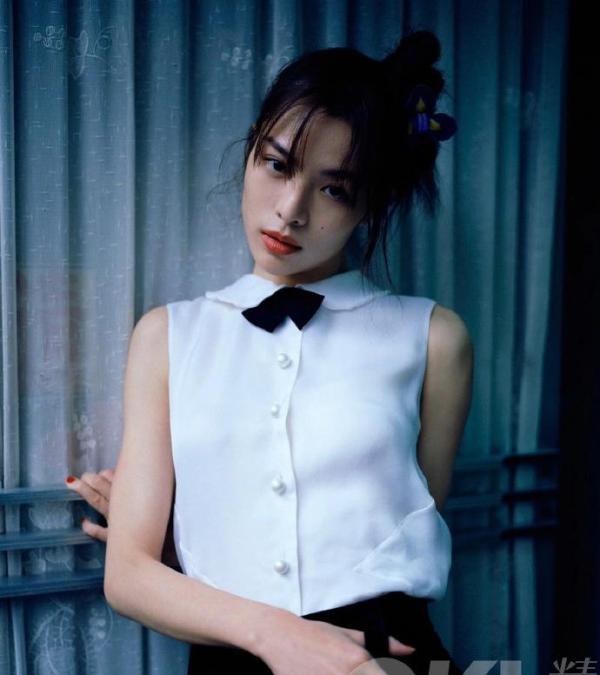 钟楚曦齐刘海复古造型登上封面 这是哪里来的仙女