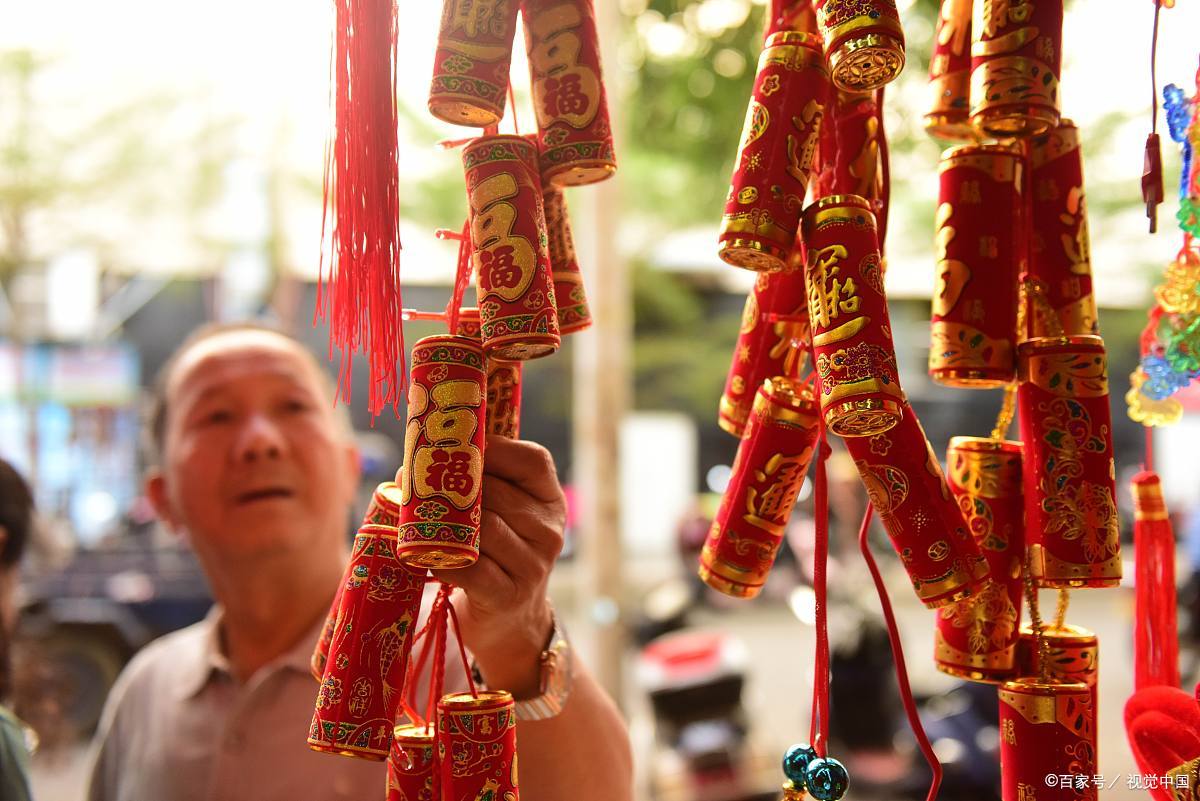 是辞旧迎新的夜晚,也是人们遵循当地古老的习俗,用各自除夕放鞭炮贴