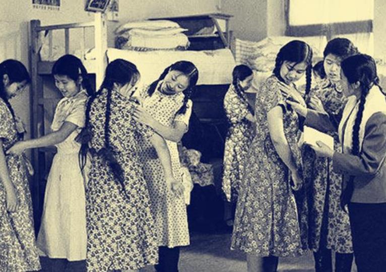 五十年代,女子们在纺织厂的宿舍试穿当时最时髦的衣服,在那个年代