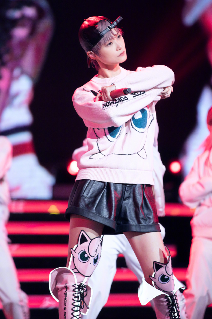 李宇春又换风格,一袭粉色胖丁cos装太呆萌可爱,切换模式厉害了