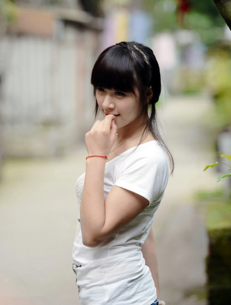 乡下里的一个淳朴美艳开心可爱姑娘