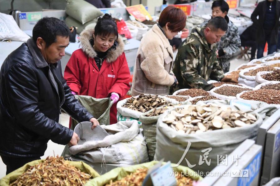 2月22日,藥商在安徽亳州中藥材專業市場內銷售藥材.