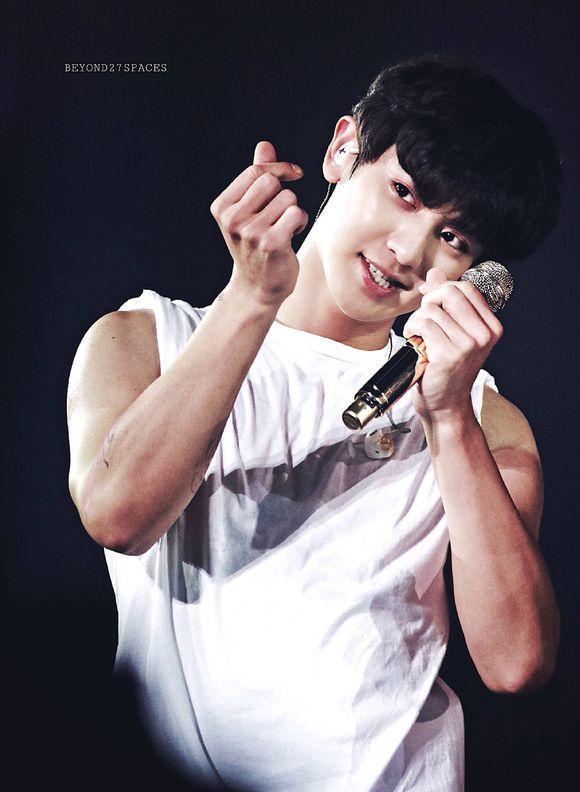 朴灿烈演唱会向粉丝比心,旁边的边伯贤很无奈