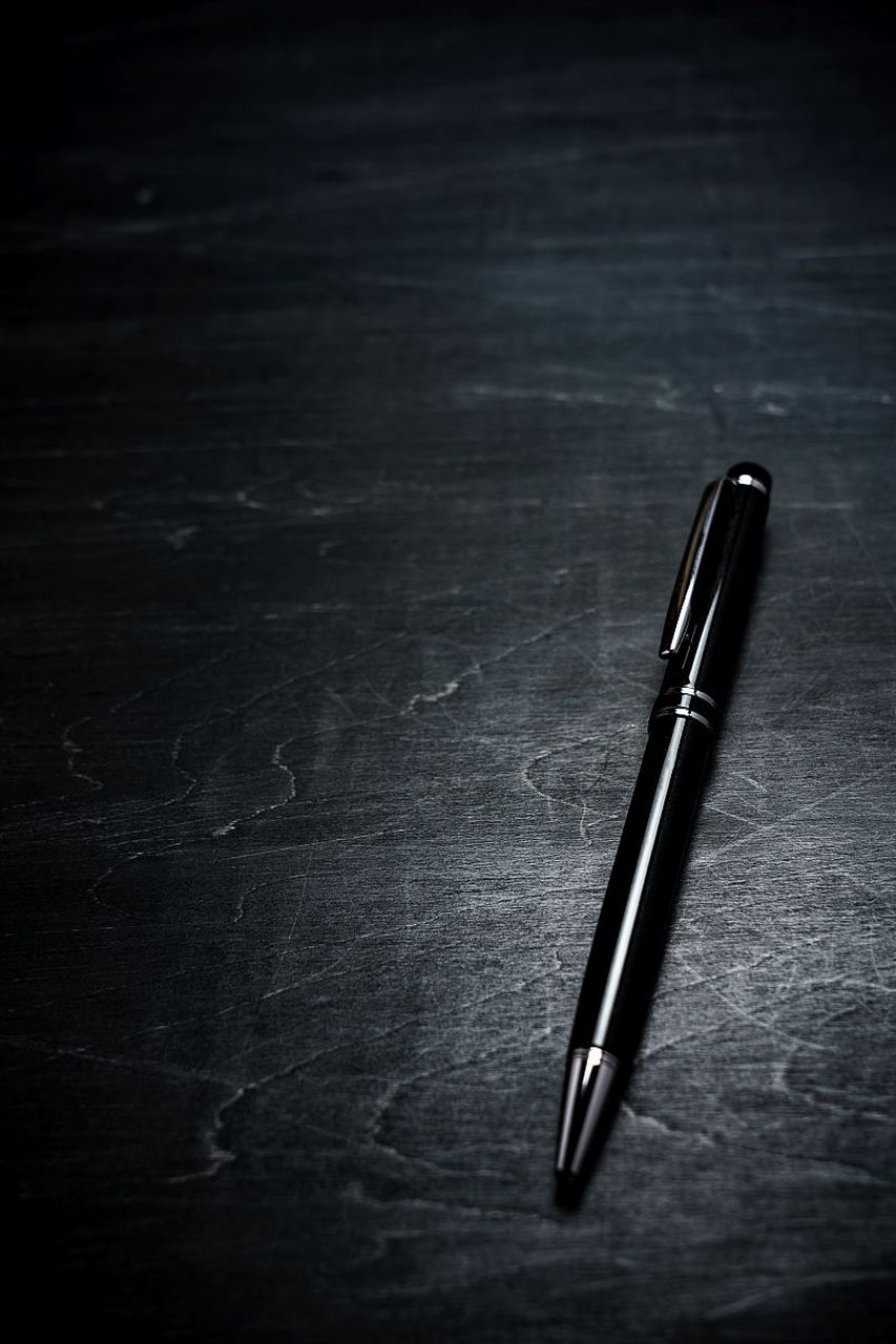 黑色中性笔不一定是碳素笔,虽然它们墨水含有炭黑,但墨水其他成分不是