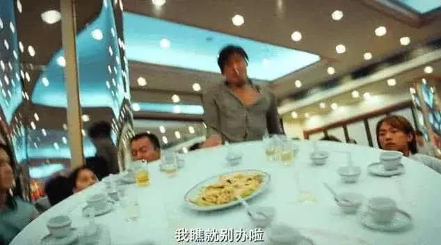 当年香港拍电影是有多省?从《古惑仔》中乌鸦掀桌就可