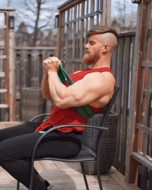 4个弹力带动作,居家练出饱满胸肌