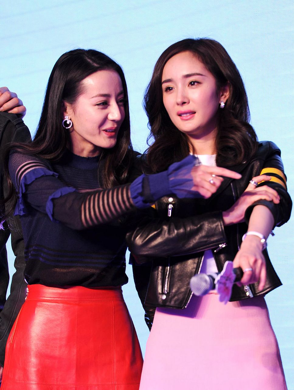 两个当代女性的代表,杨幂和迪丽热巴,她们在演艺圈中互相支持和鼓励