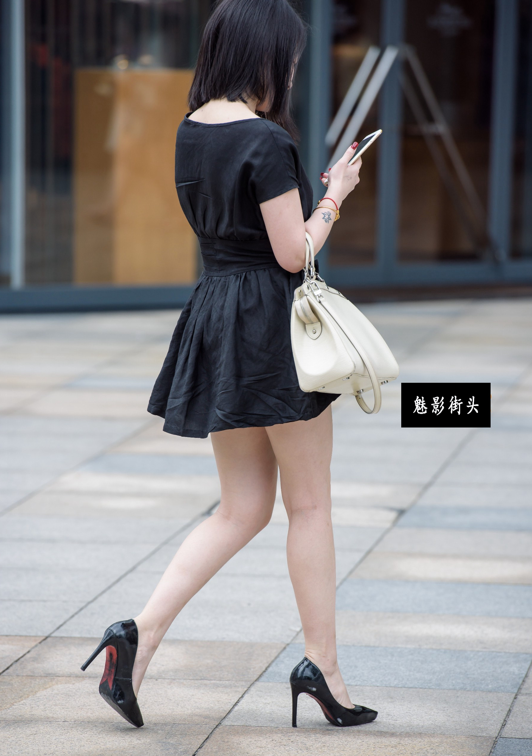 穿黑色连衣裙的姐姐有一双非常漂亮,性感的修长美腿