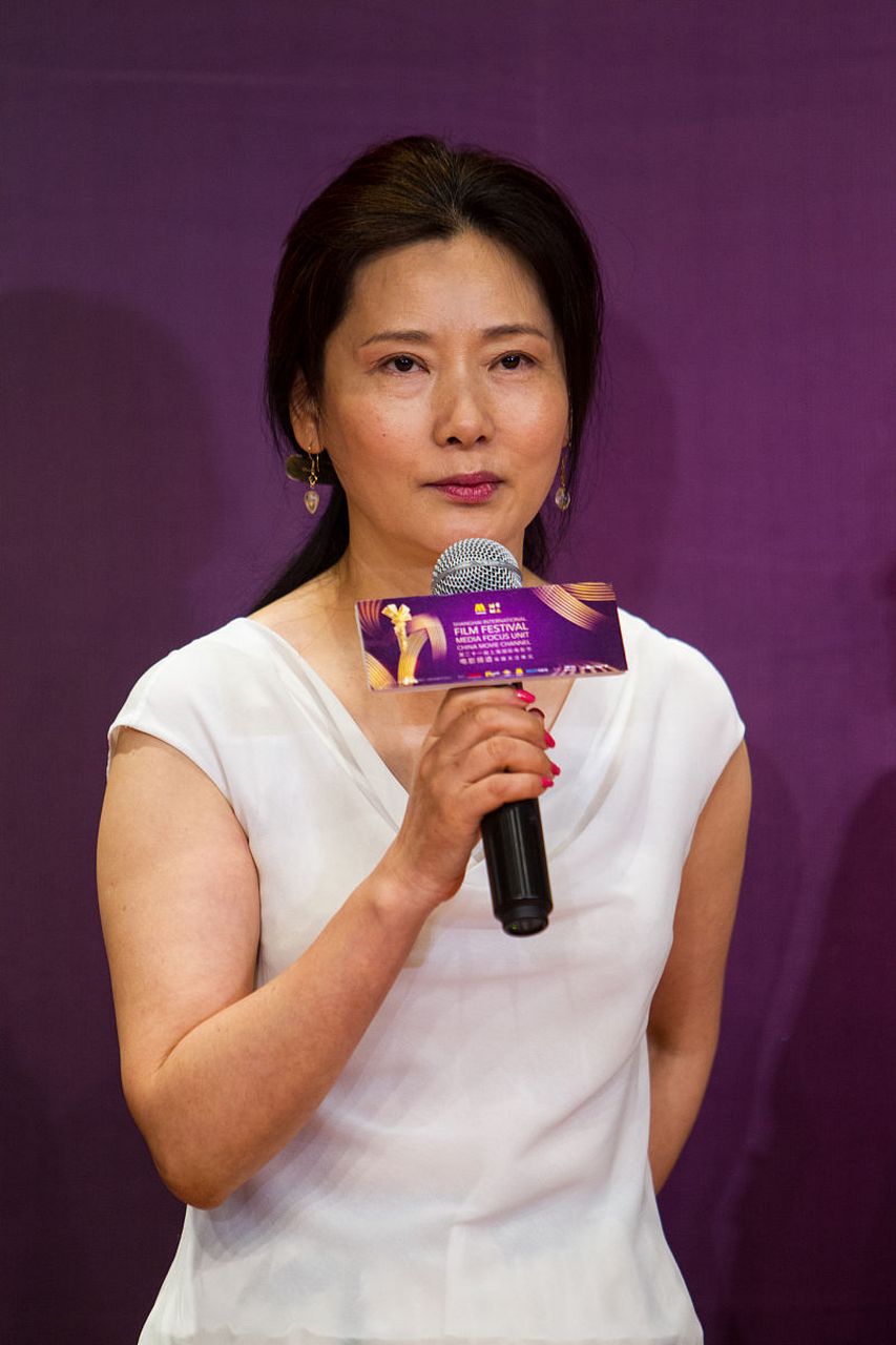 5月21日,何赛飞在表演现场指着观众席的领导们怒斥:"你们怎么执行