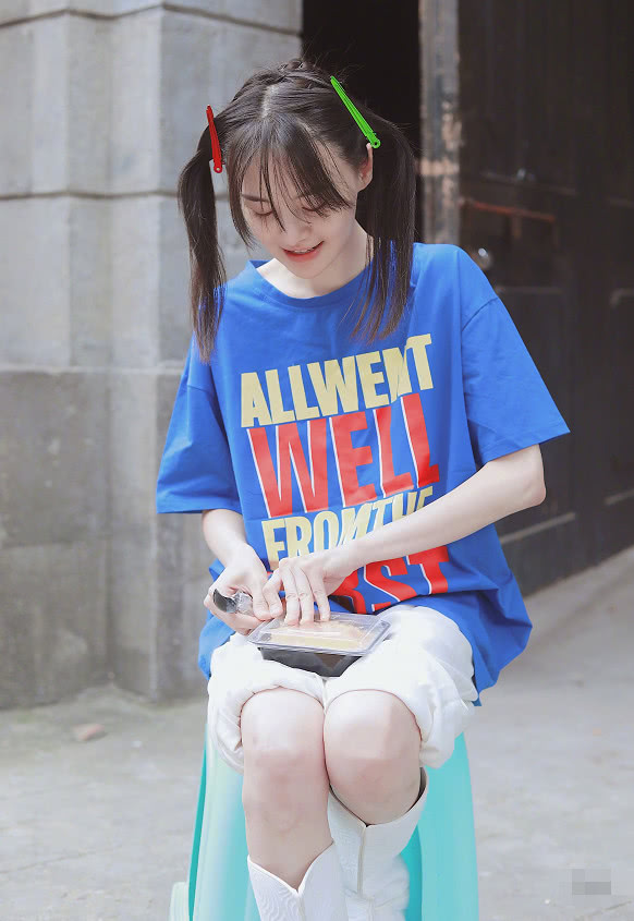 爱情魔力真大!郑爽继穿裙子之后双马尾亮相,清纯可爱如中学生