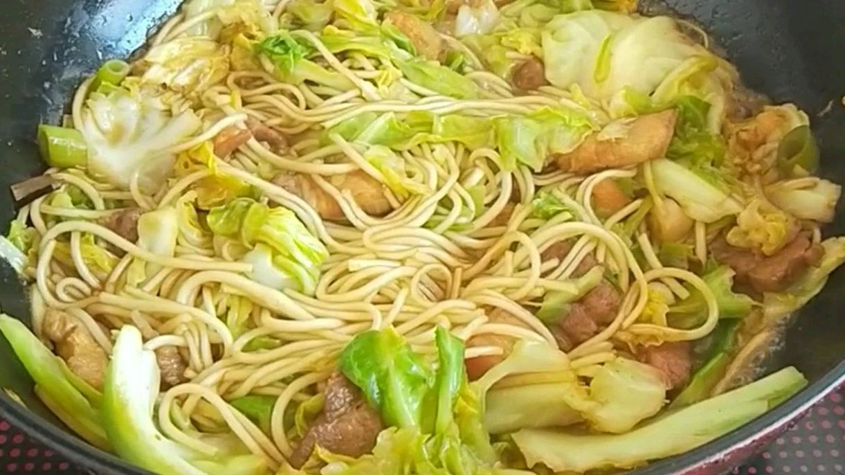 飞姐把圆白菜用手掰成片,加一把粉条,做好孩子们直呼太香了