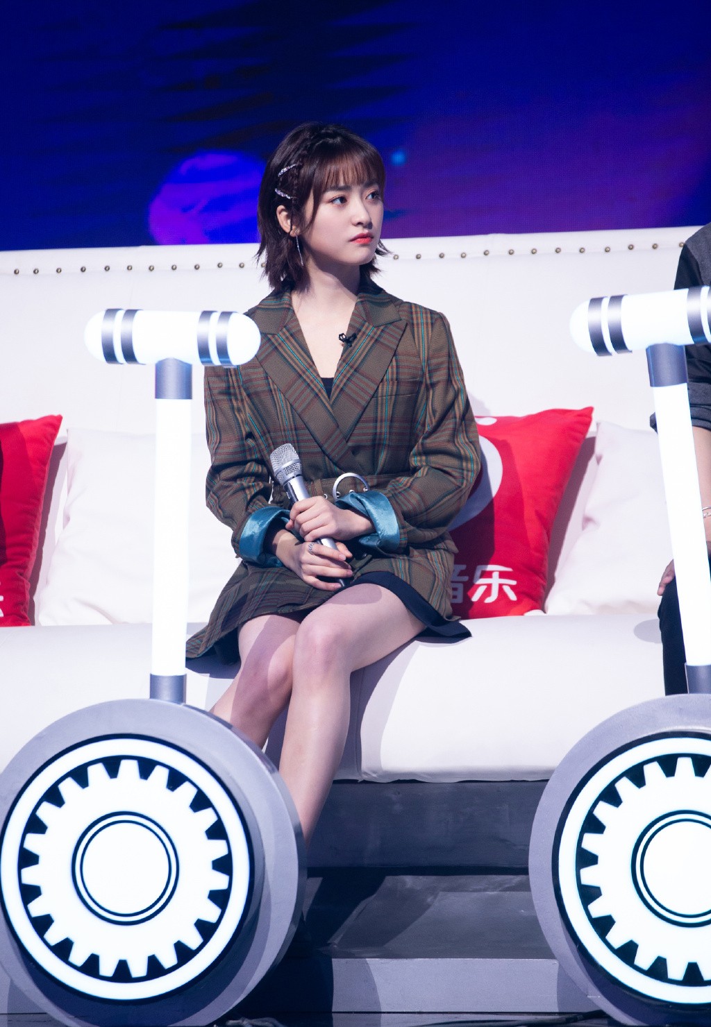 沈月终于不秀"初恋脸",换上格纹西装配黑色短裙,尽显复古帅气