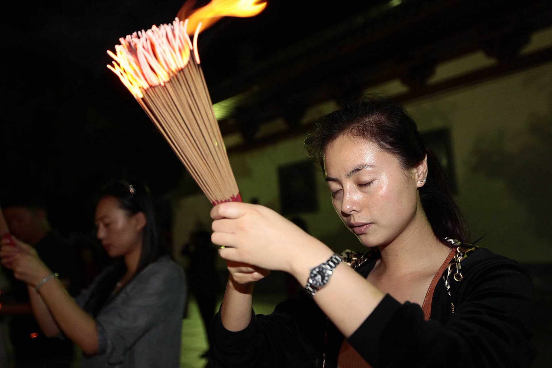 年轻人在上班和上进之间,选择了上香,你怎么看待这一现象?