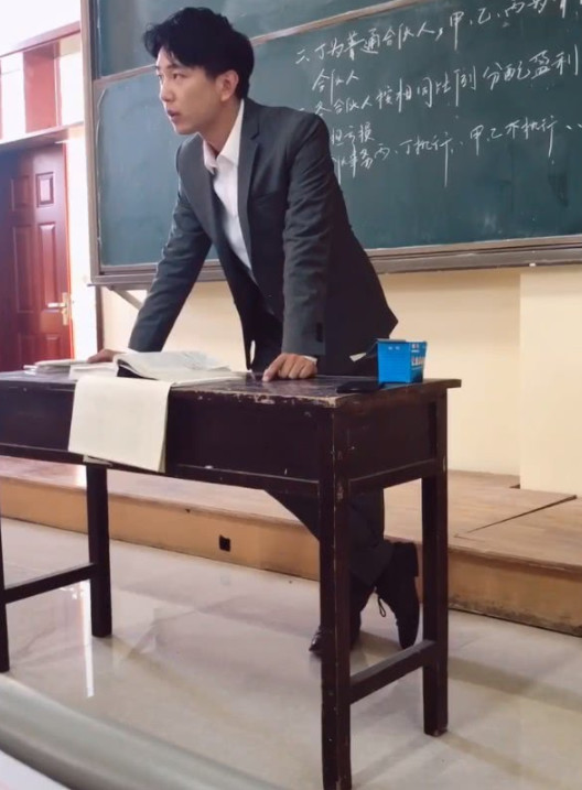 让全网女人心动的男老师,看到侧脸的瞬间,男网友:已经沦陷了!