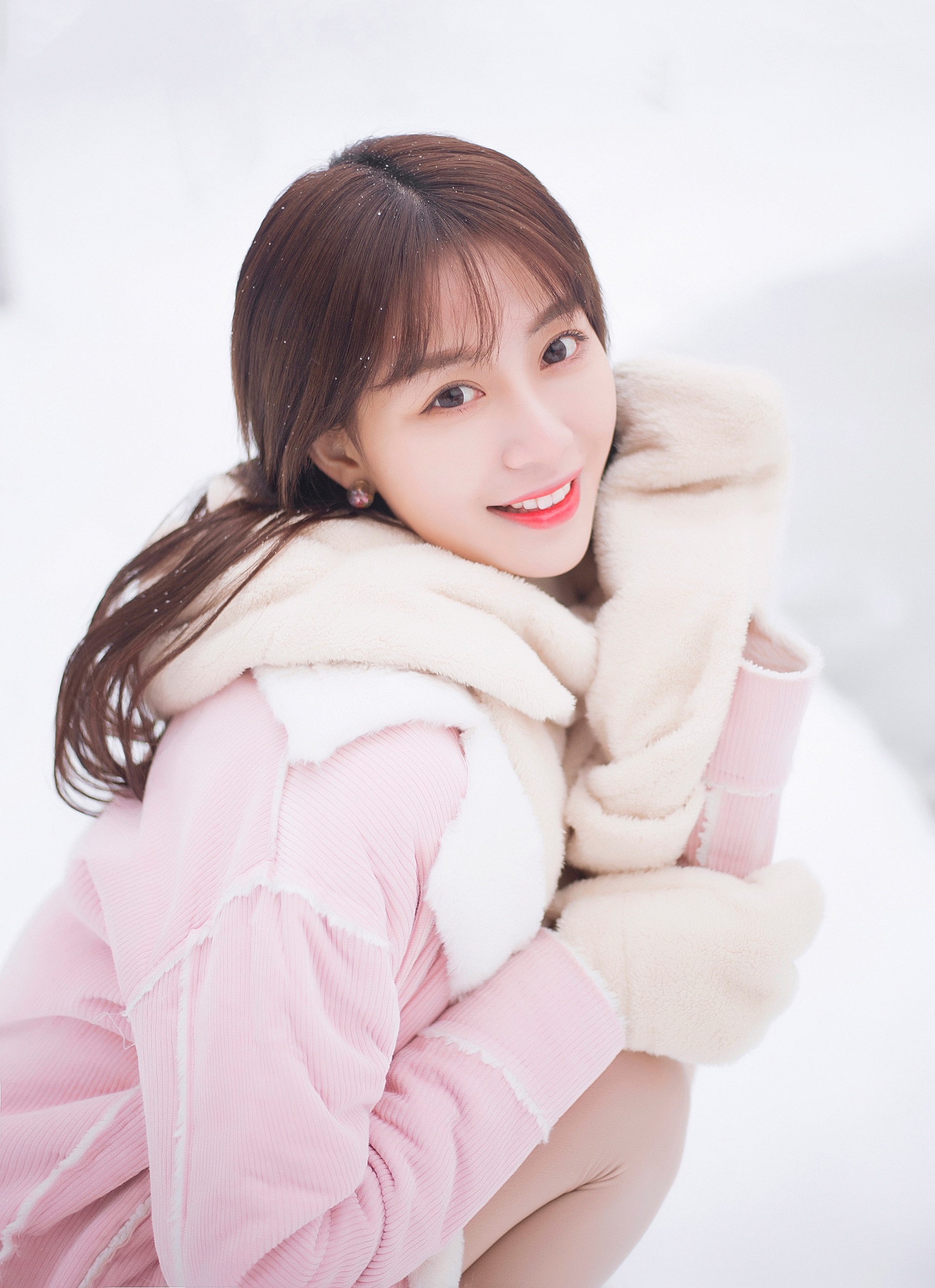 玩雪才是冬天该有的样子,带上美女去雪地里撒欢