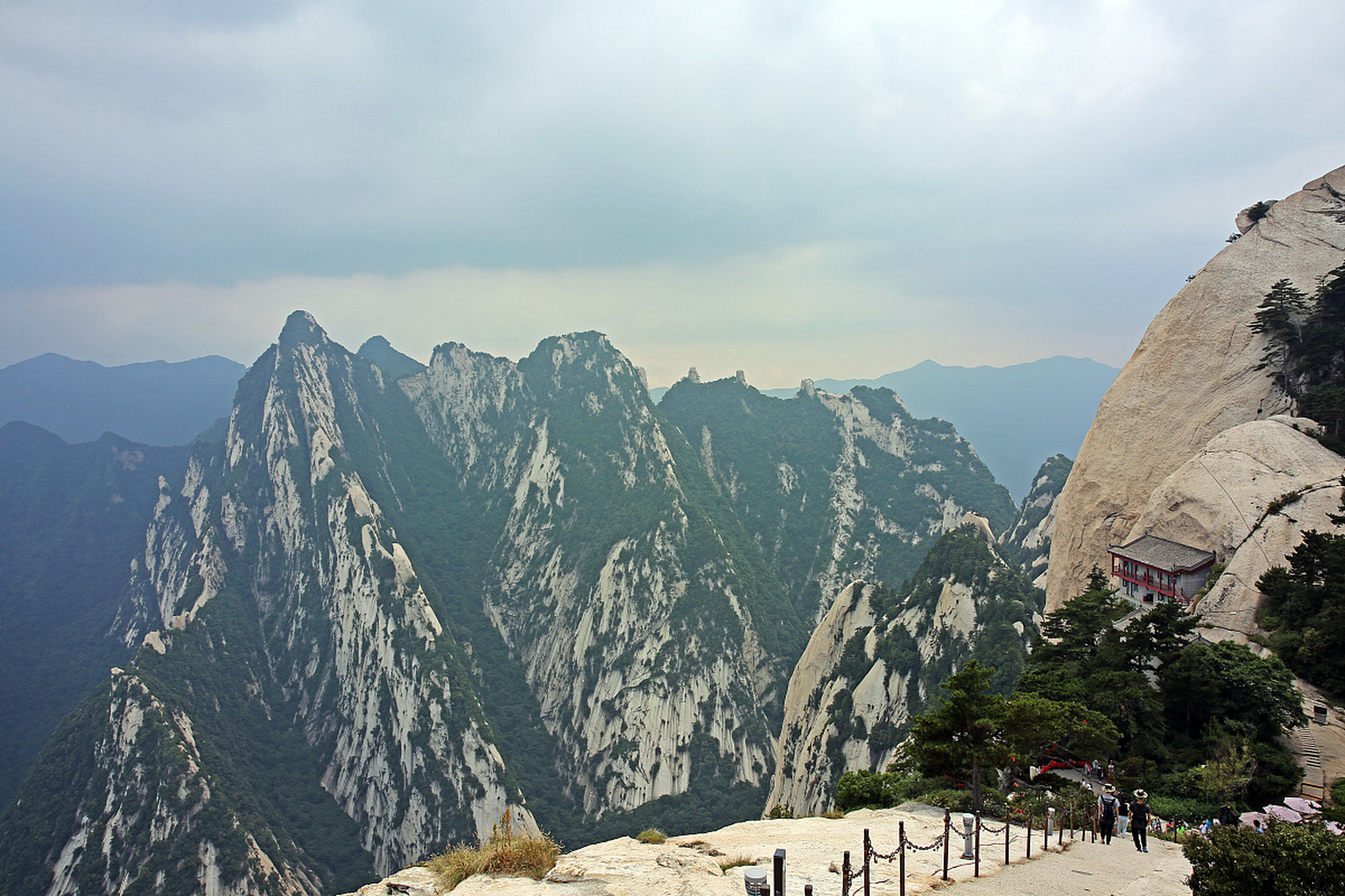 7615  我期待着踏上那银装素裹的山顶,感受那凛冽的寒风,领略那