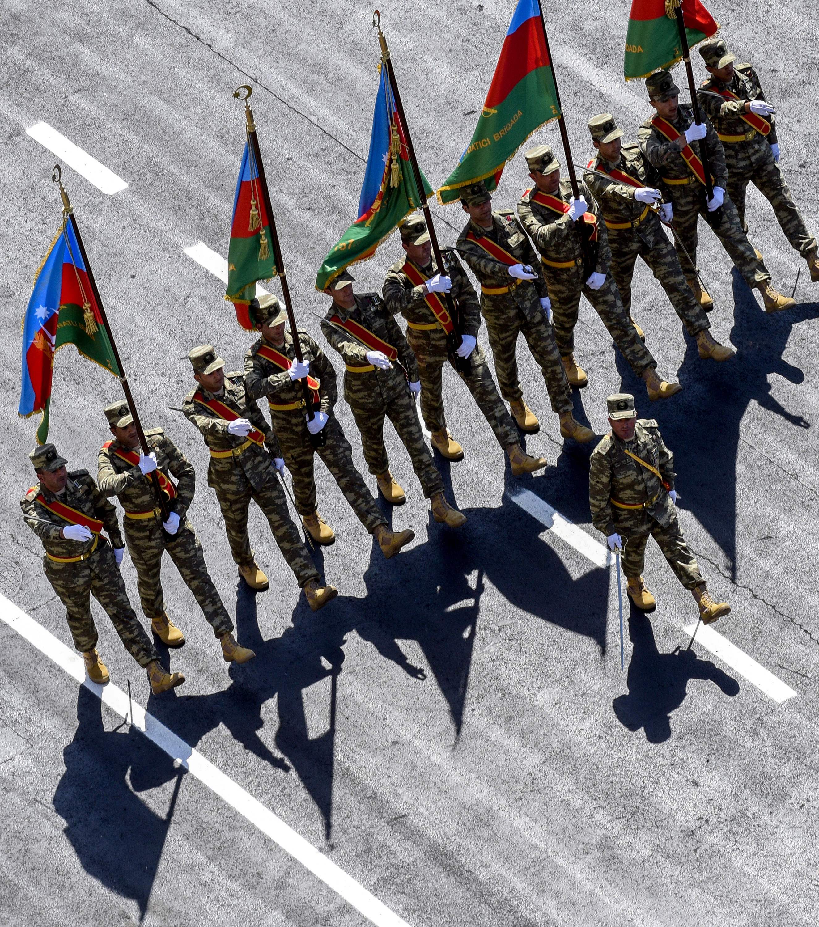 阿塞拜疆举行阅兵式纪念建军100周年(3)