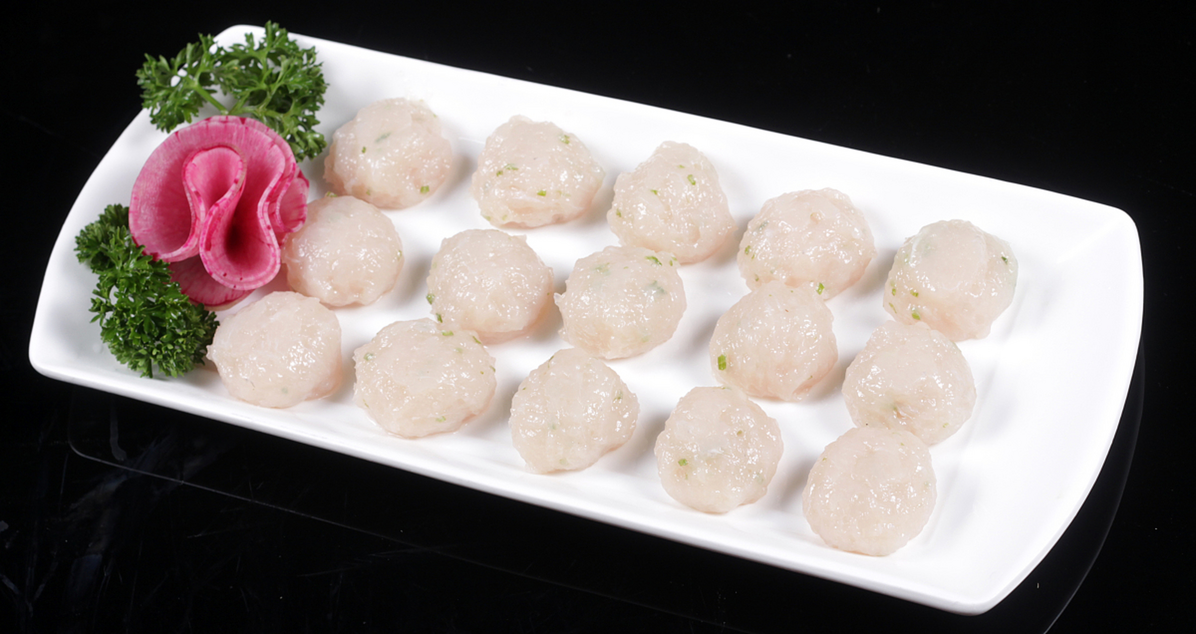 虾滑是一种美味的海鲜食品,通常在火锅或麻辣烫等热菜中食用.