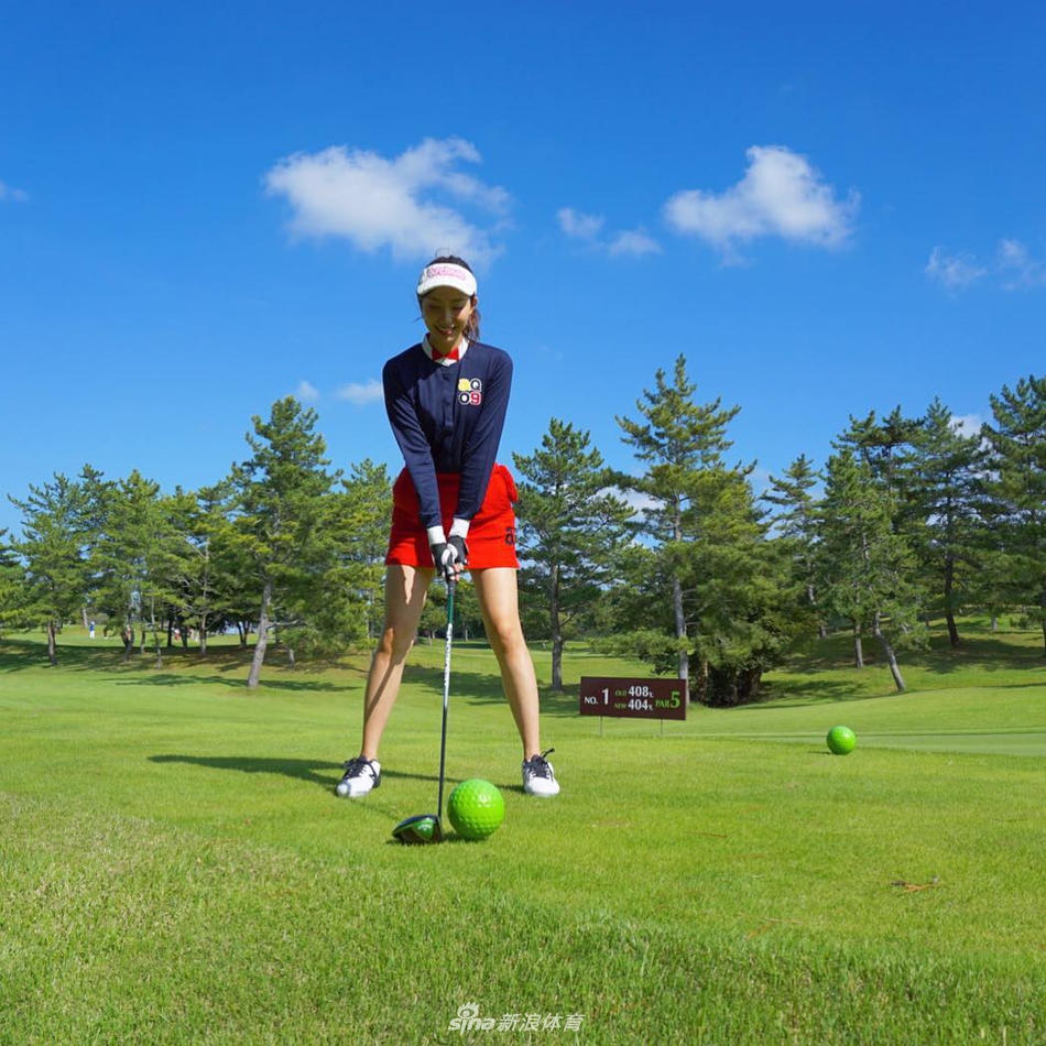 日系美女高尔夫裙配黑丝性感可爱