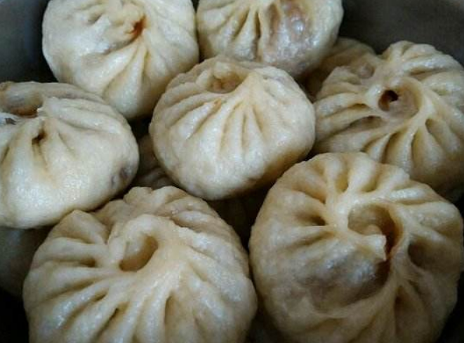 早餐店买包子,为什么有的包子"塌了",只是因为不新鲜吗?