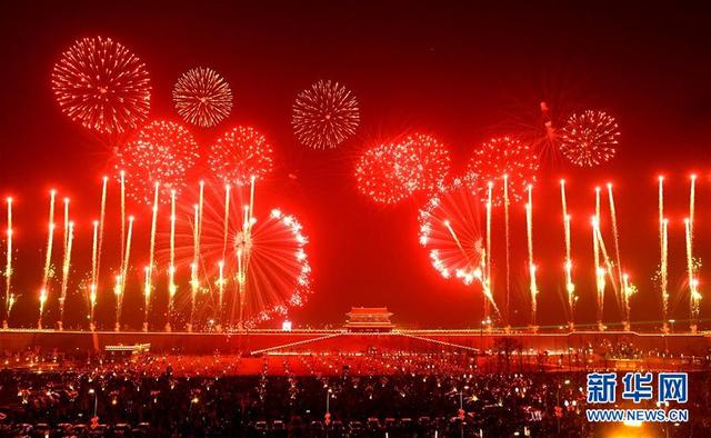 河北正定:烟花缤纷迎新春